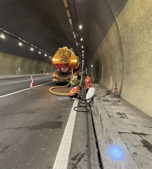 清镇隧道排水渠清淤